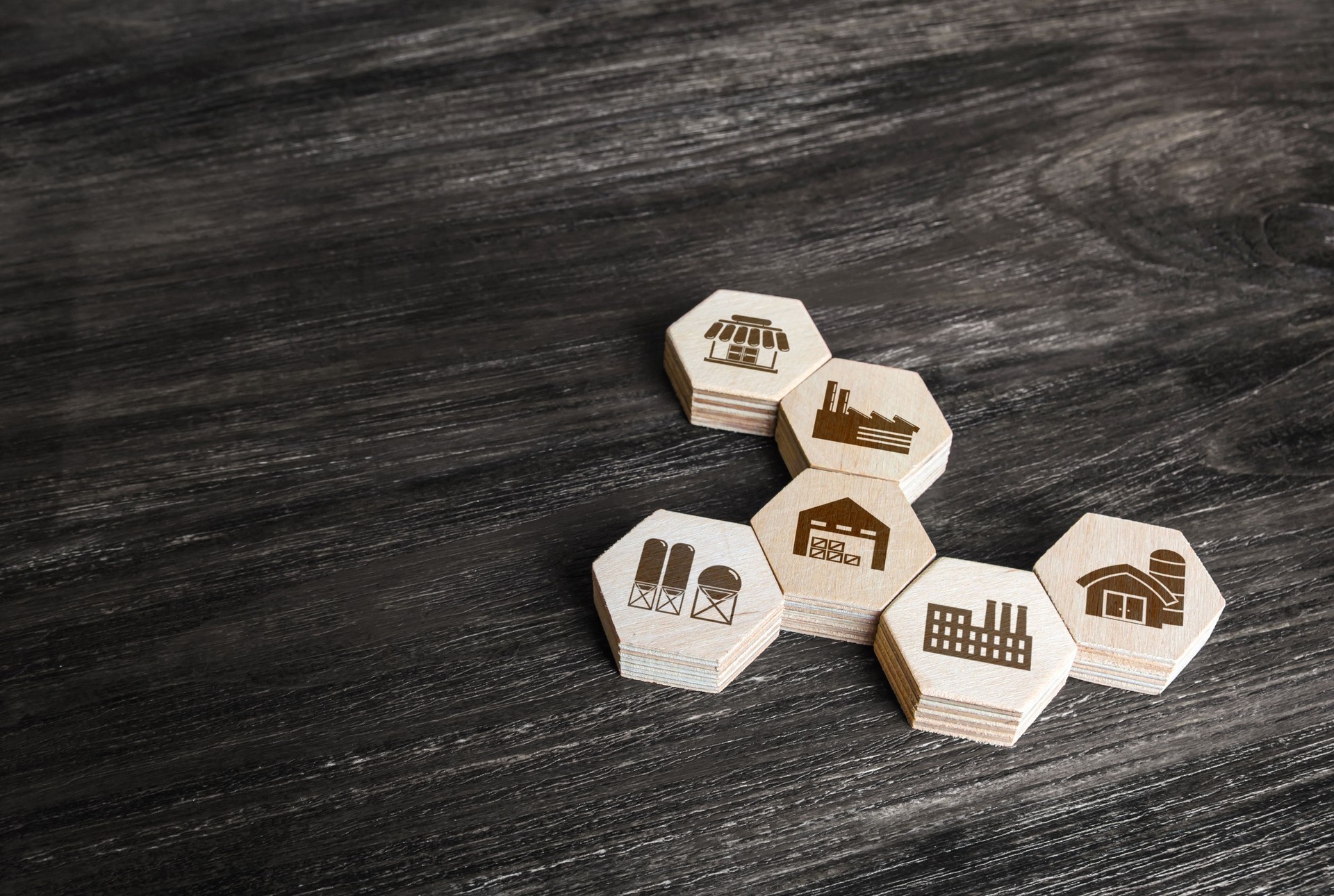 Manufacturers and retailers in the economy. Business and entrepreneurship. Transportation, banking, delivery and sale of goods. Recycling. Industry production. Organization of work of establishments.
